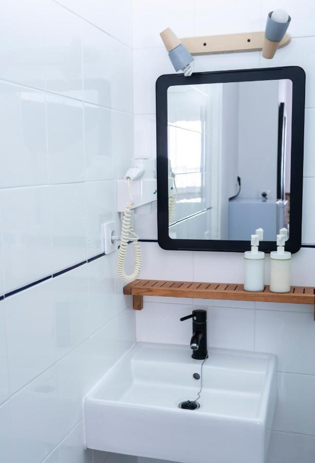 Hostal Trafalgar Barbate Bagian luar foto