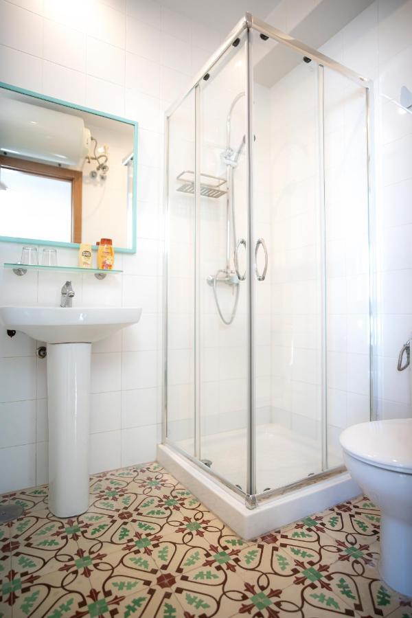 Hostal Trafalgar Barbate Bagian luar foto